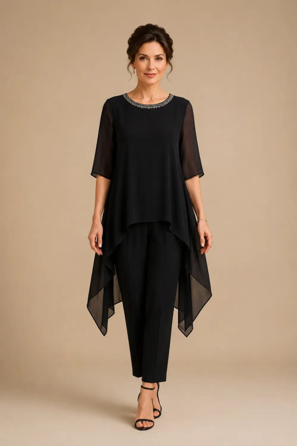 Completo In Chiffon A Strati Con Mantellina E Pantaloni A Gamba Larga