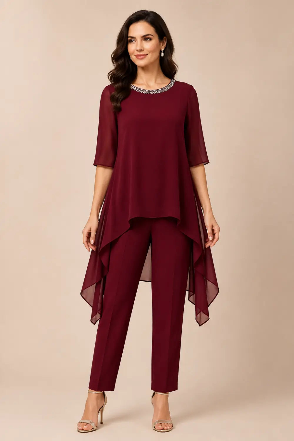 Completo In Chiffon A Strati Con Mantellina E Pantaloni A Gamba Larga