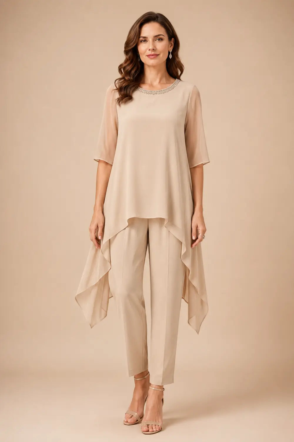 Completo In Chiffon A Strati Con Mantellina E Pantaloni A Gamba Larga