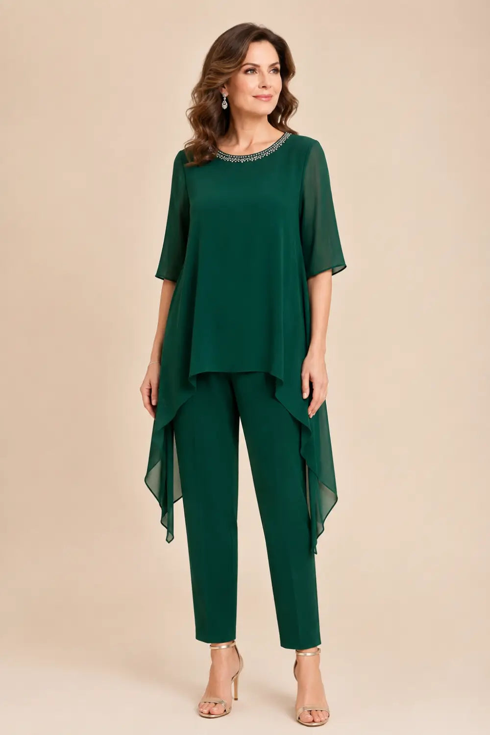 Completo In Chiffon A Strati Con Mantellina E Pantaloni A Gamba Larga