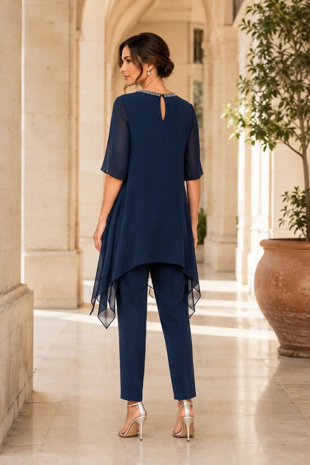 Completo In Chiffon A Strati Con Mantellina E Pantaloni A Gamba Larga