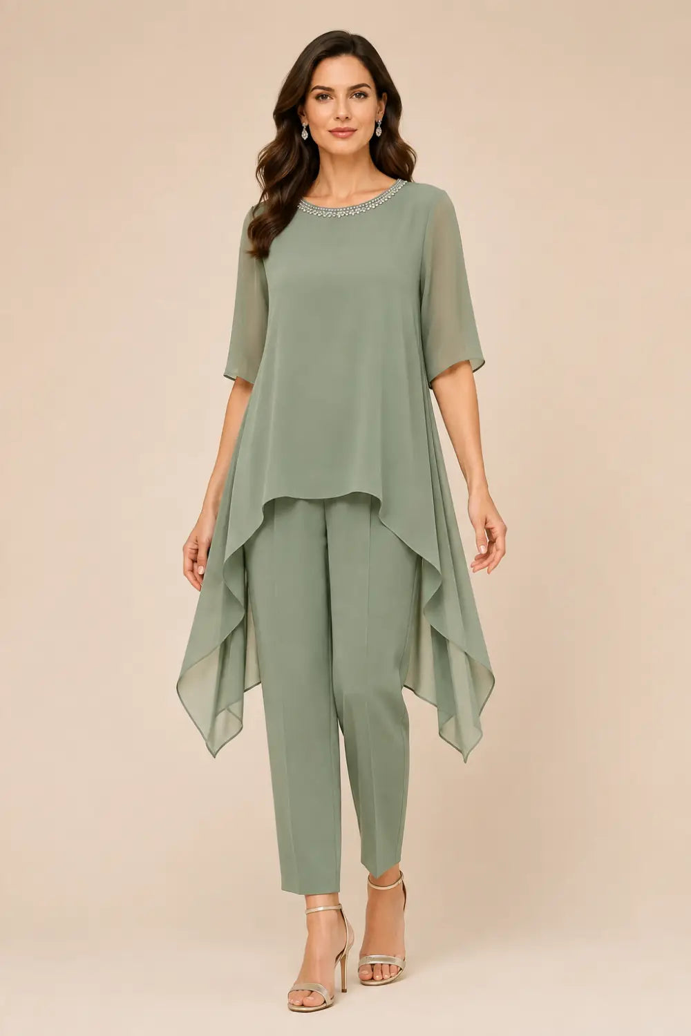 Completo In Chiffon A Strati Con Mantellina E Pantaloni A Gamba Larga