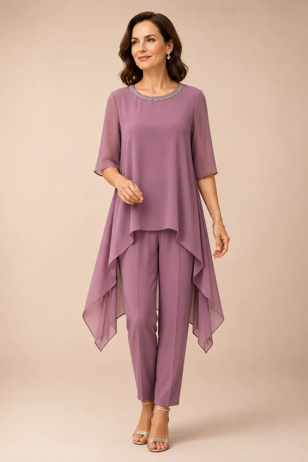 Completo In Chiffon A Strati Con Mantellina E Pantaloni A Gamba Larga