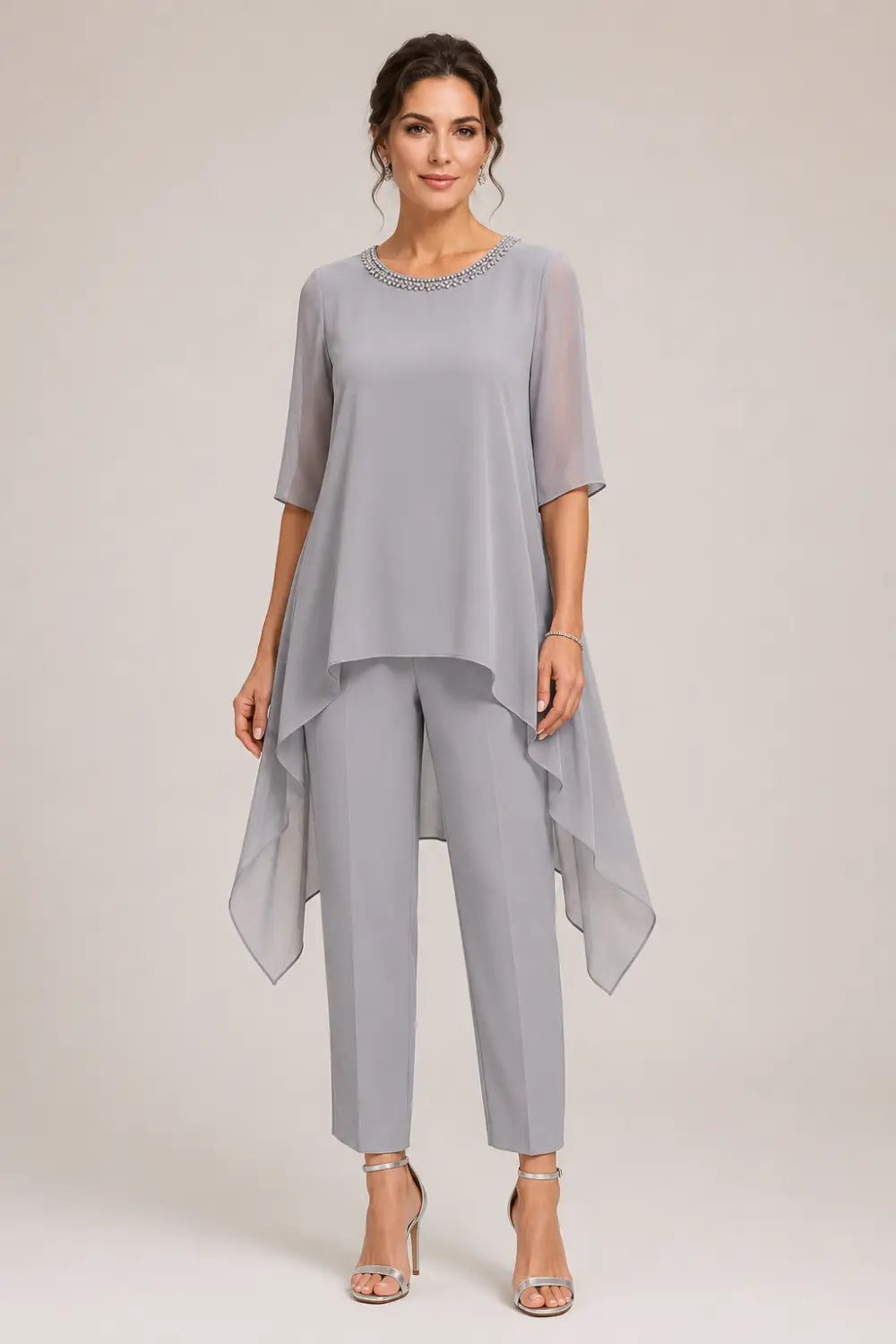 Completo In Chiffon A Strati Con Mantellina E Pantaloni A Gamba Larga